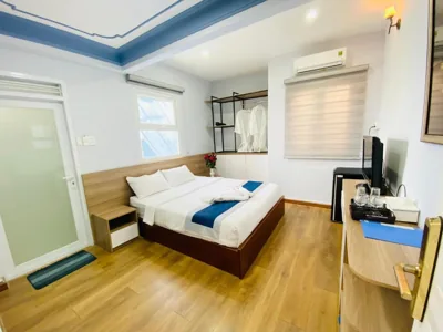 Phòng Deluxe Queen — Home Away Do Quang Dau- Homestay, City Center, D1